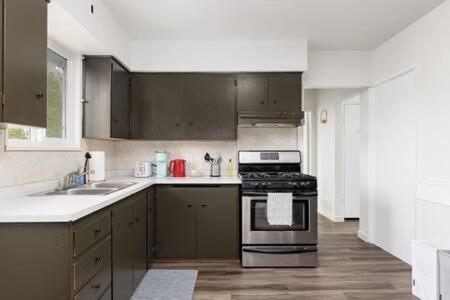 Lovely 2Br Home In Foster Ave Coquitlam Ngoại thất bức ảnh