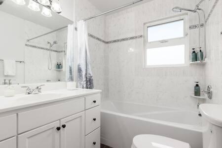 Lovely 2Br Home In Foster Ave Coquitlam Ngoại thất bức ảnh